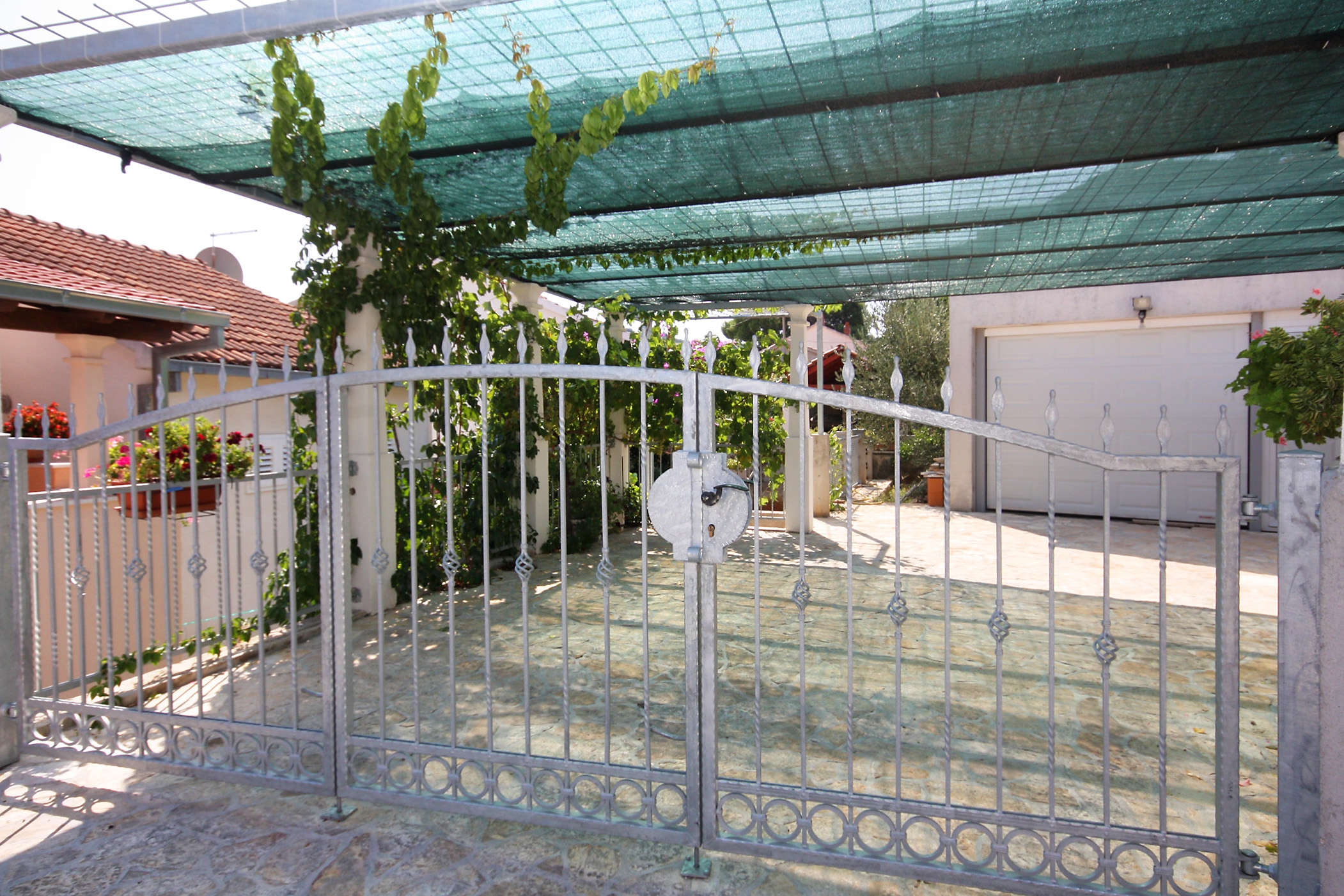 Dvosobni apartman s terasom i pogledom na more Sutivan, Brač  A-a