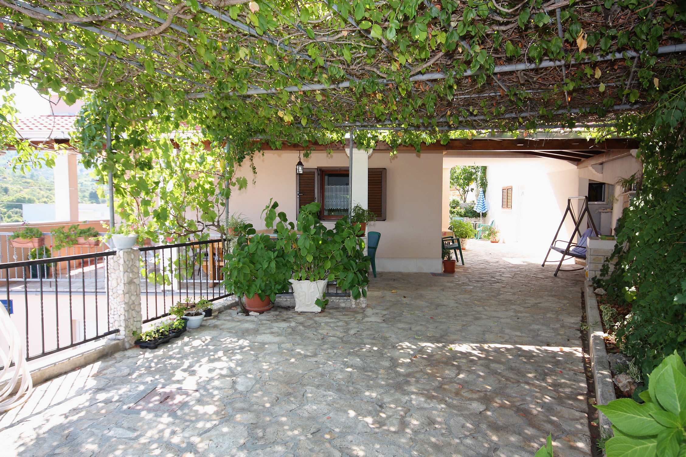 Dvosobni apartman s terasom i pogledom na more Sutivan, Brač  A-a