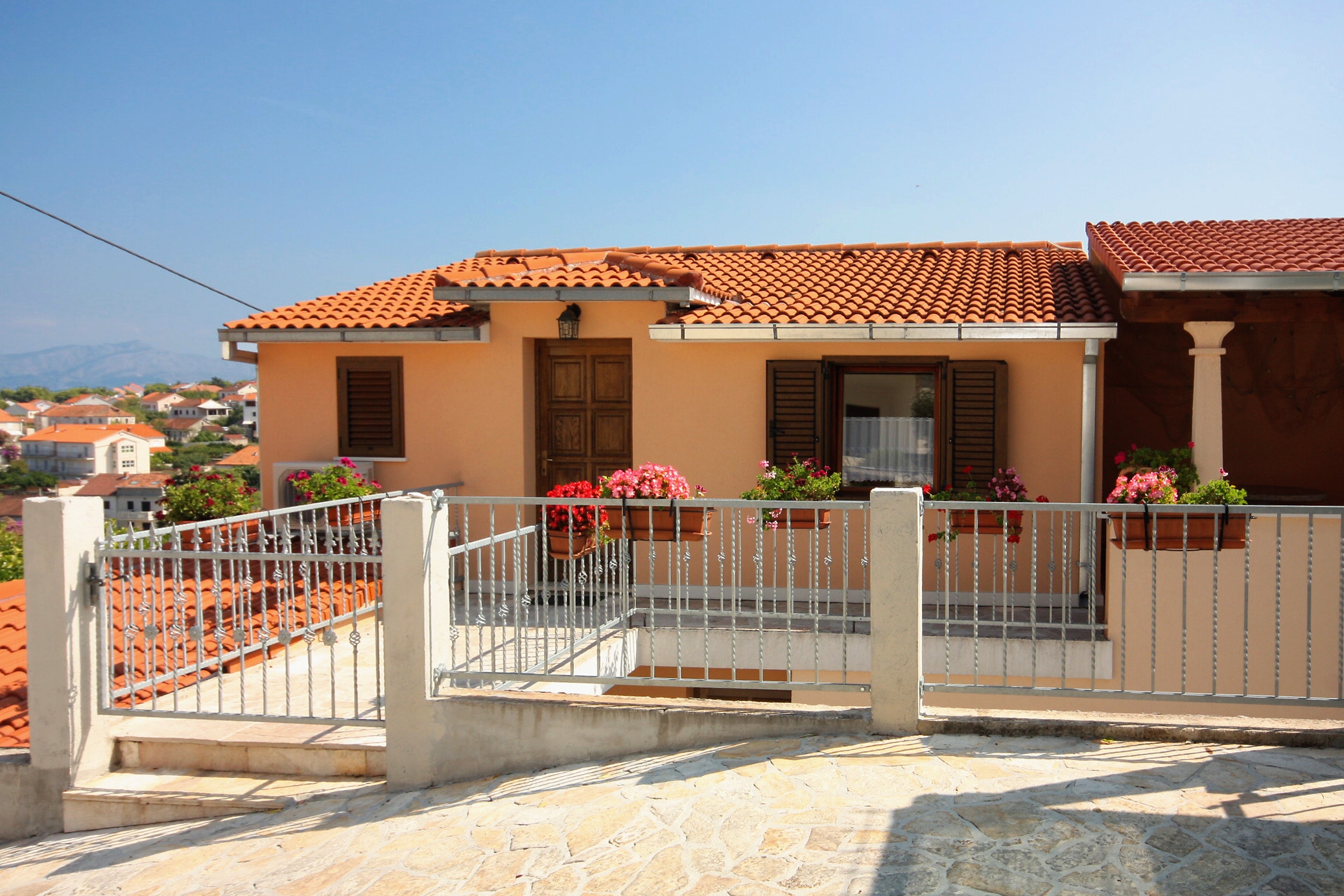 Dvosobni apartman s terasom i pogledom na more Sutivan, Brač  A-a