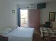 Ložnice Dugi Rat, Ložnice v ubytování typu studio-apartment, s klimatizací a WiFi.