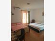 Ložnice Dugi Rat, Ložnice v ubytování typu studio-apartment, s klimatizací a WiFi.
