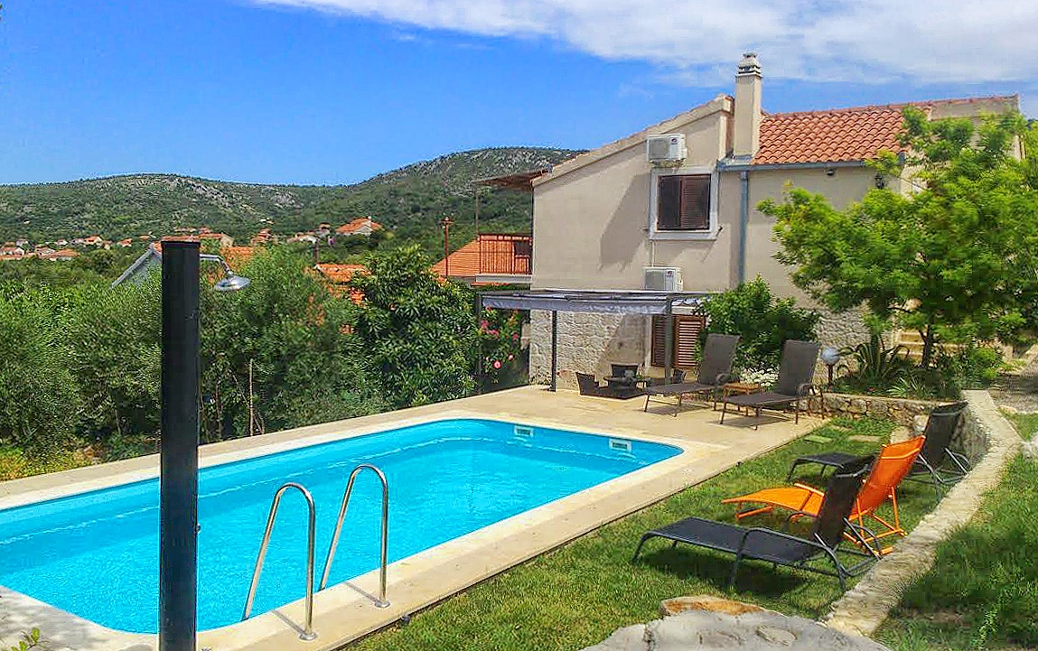 Haus im Ort Vini??e (Trogir), Kapazität8+2 Ferienhaus 