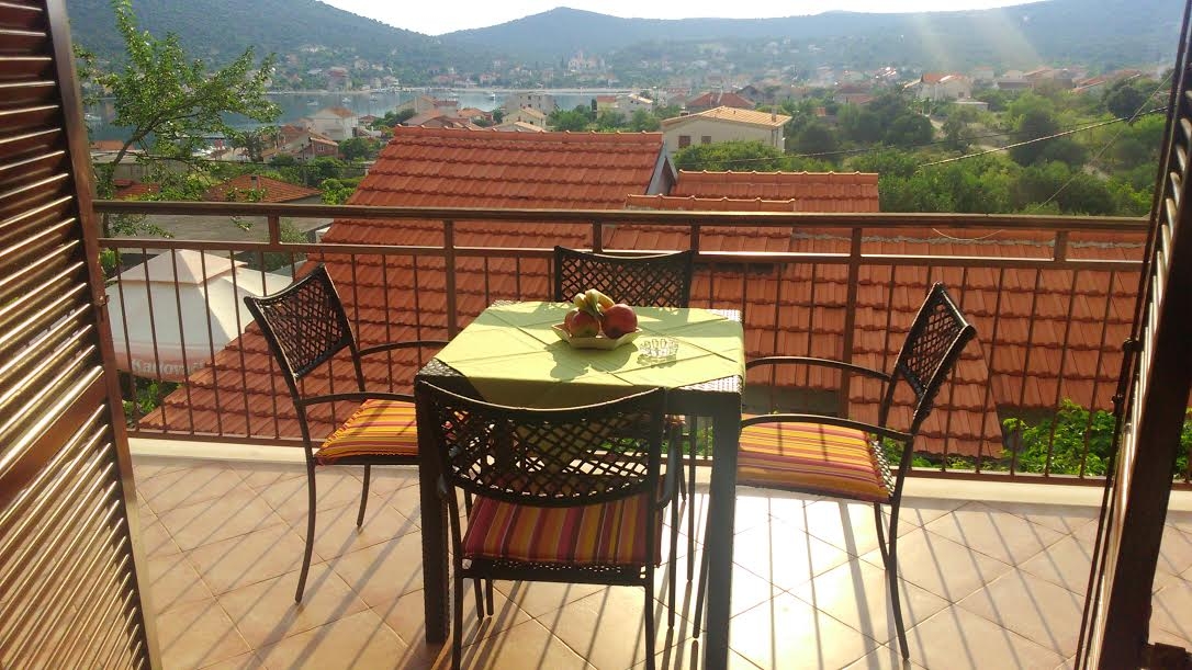Four bedroom house with terrace and sea view Vinišće, Trogir  K