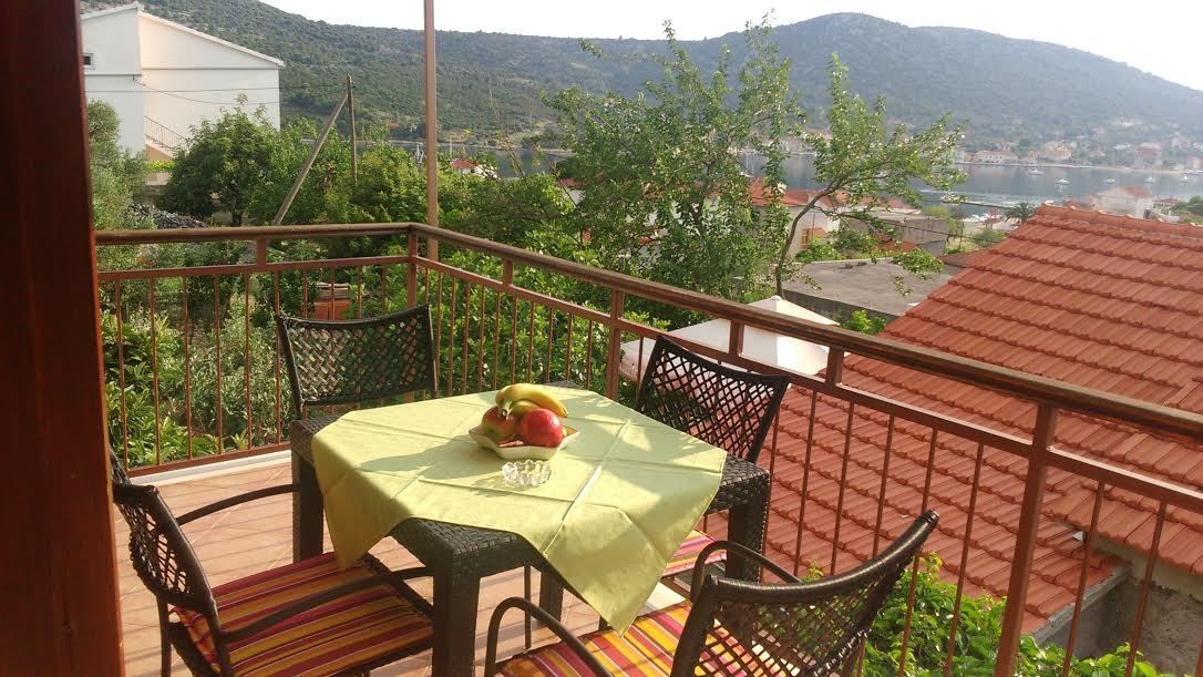 Four bedroom house with terrace and sea view Vinišće, Trogir  K
