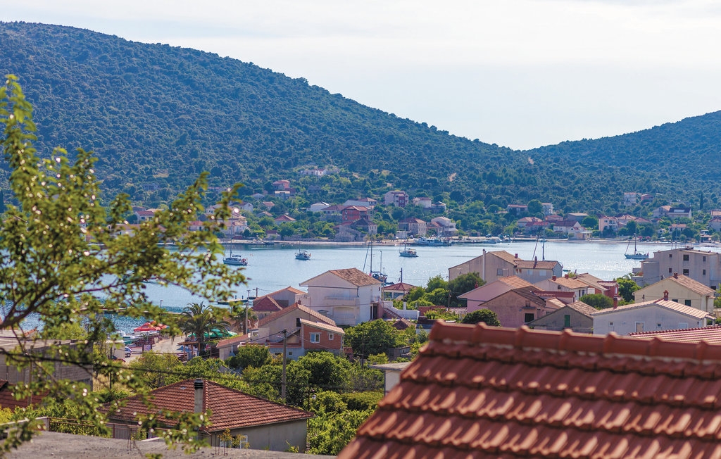 Four bedroom house with terrace and sea view Vinišće, Trogir  K