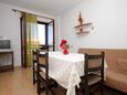 Dining room 1 Peroj, Dining room 1 in the apartment, dopusteni kucni ljubimci i WIFI.