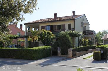 Property Peroj, Fažana, Property 7516 - Apartments with pebble beach.