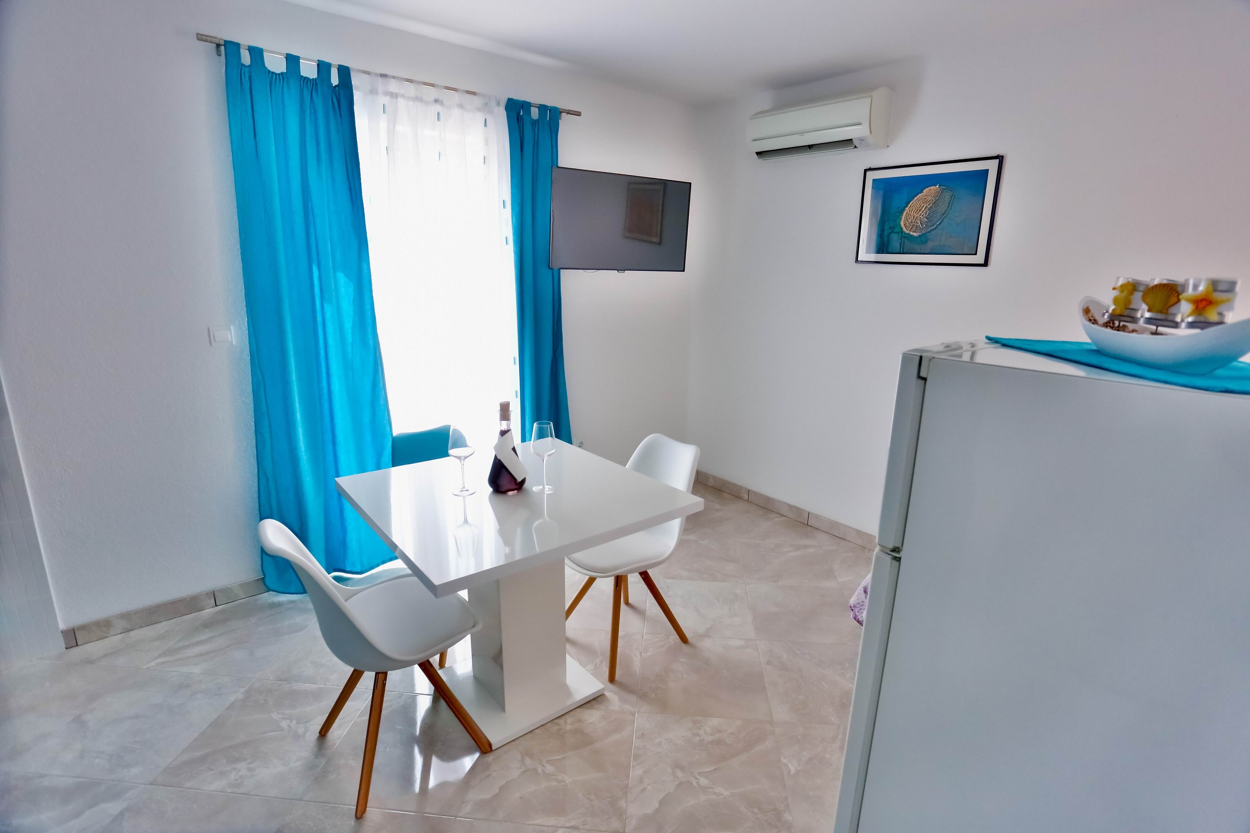One bedroom apartment with balcony Sutivan, Brač  A-a