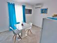 Sutivan, Dining room in the apartment, air condition available, (pet friendly) and WiFi.