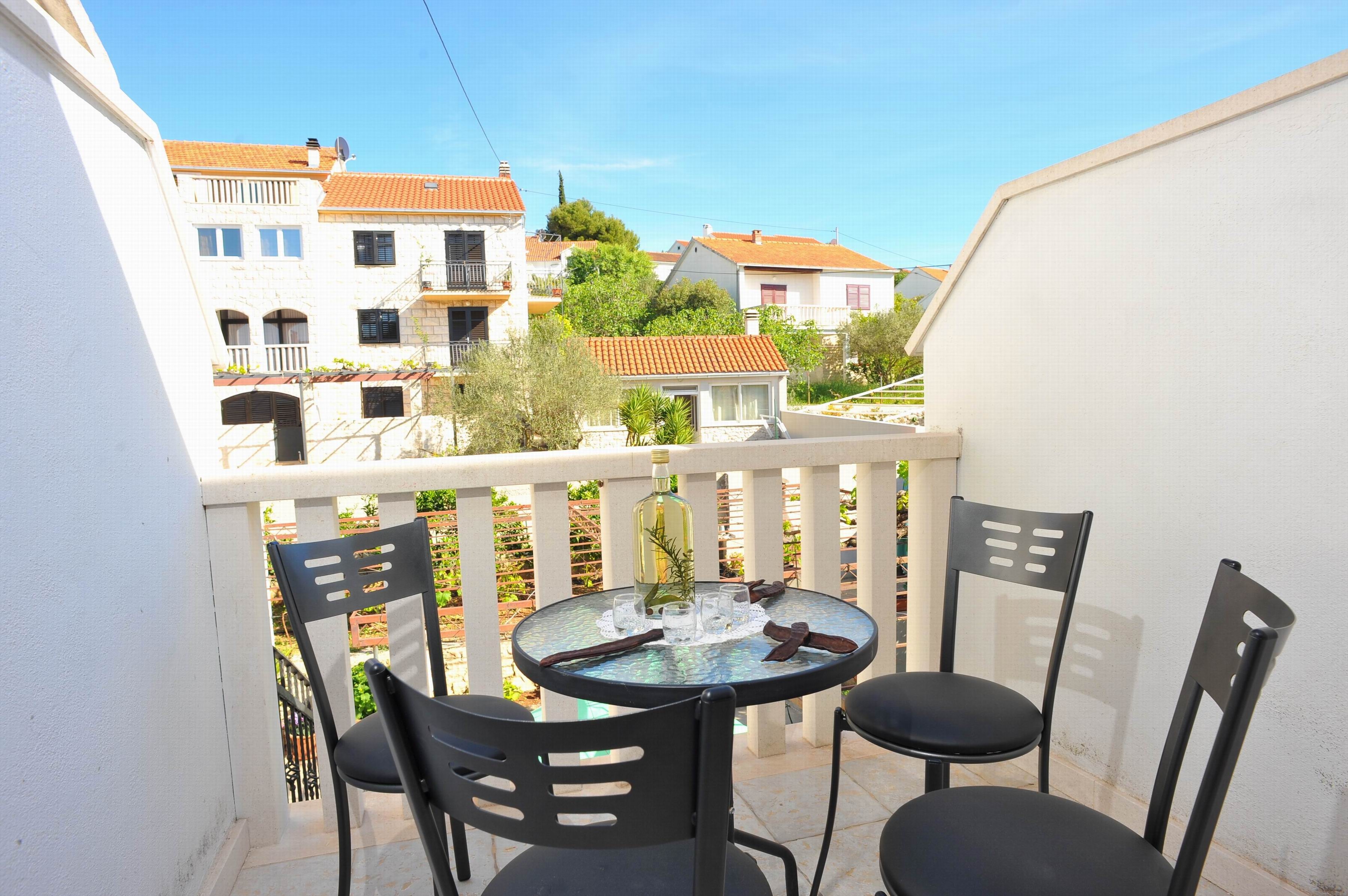 One bedroom apartment with balcony Sutivan, Brač  A-c