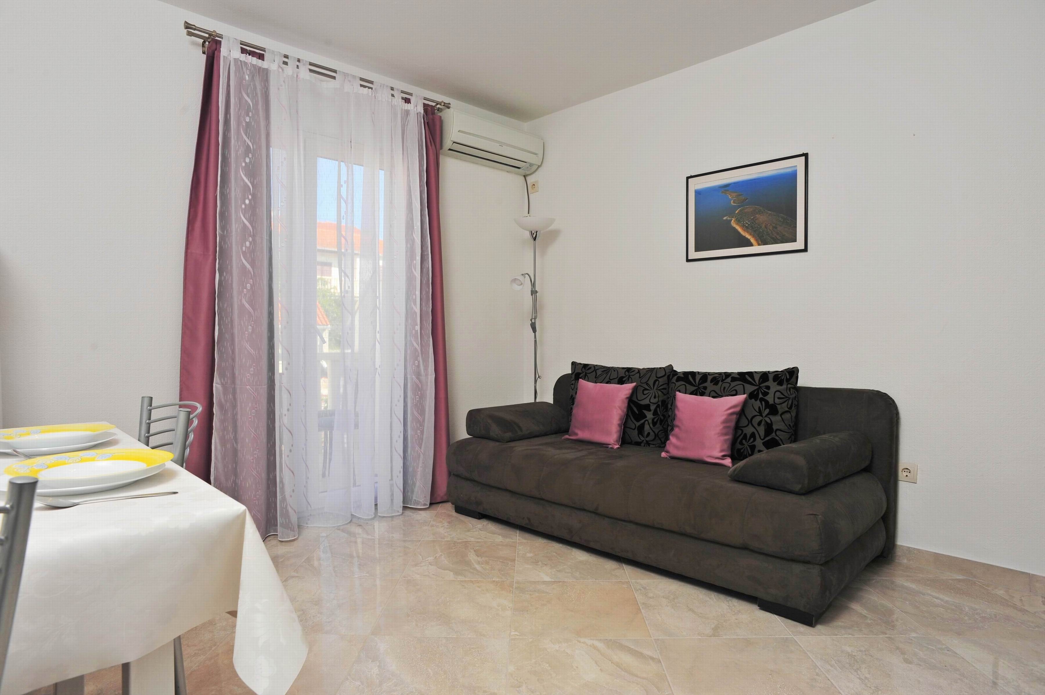One bedroom apartment with balcony Sutivan, Brač  A-c