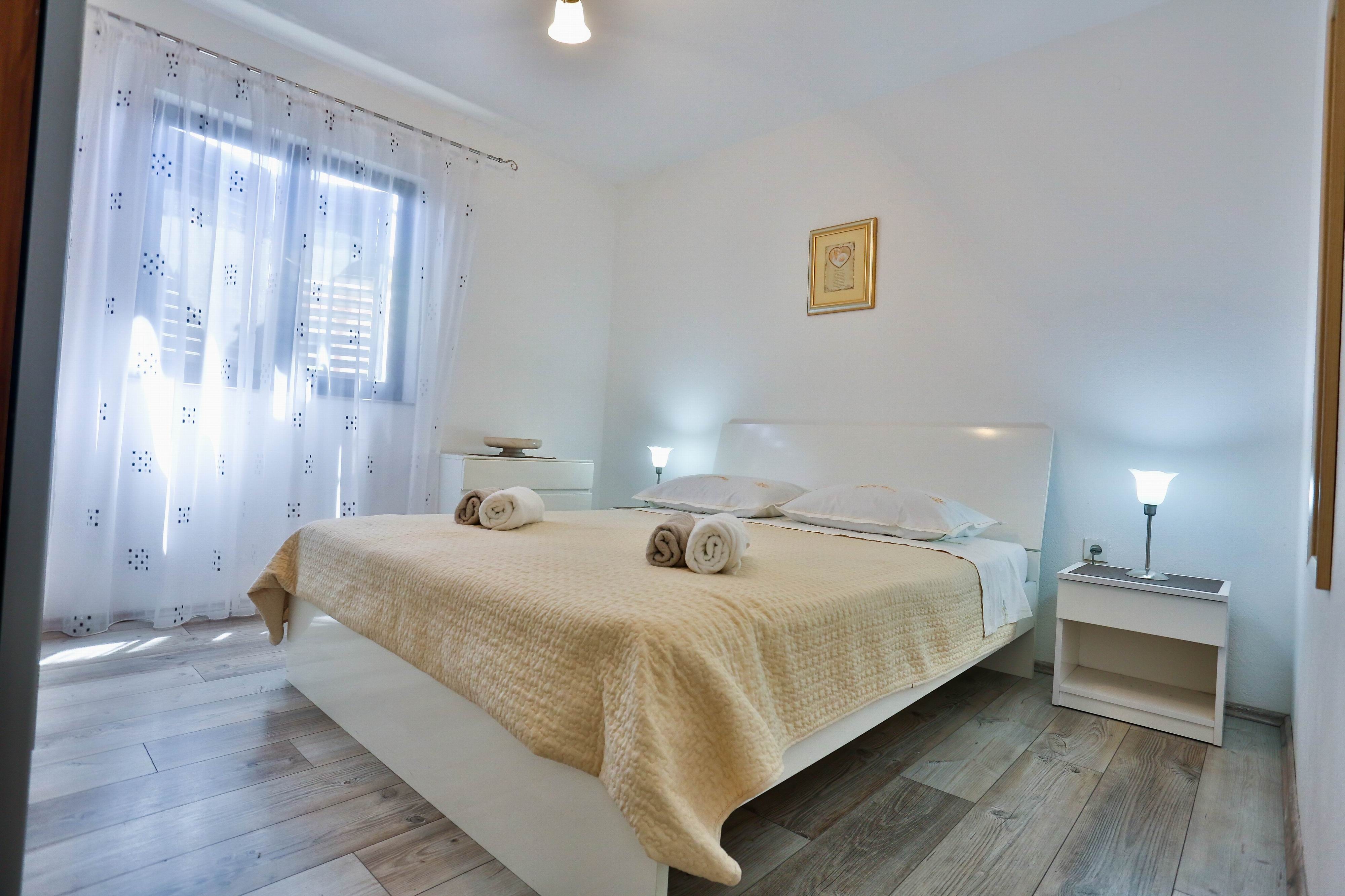One bedroom apartment with balcony and sea view Sutivan, Brač  A-d