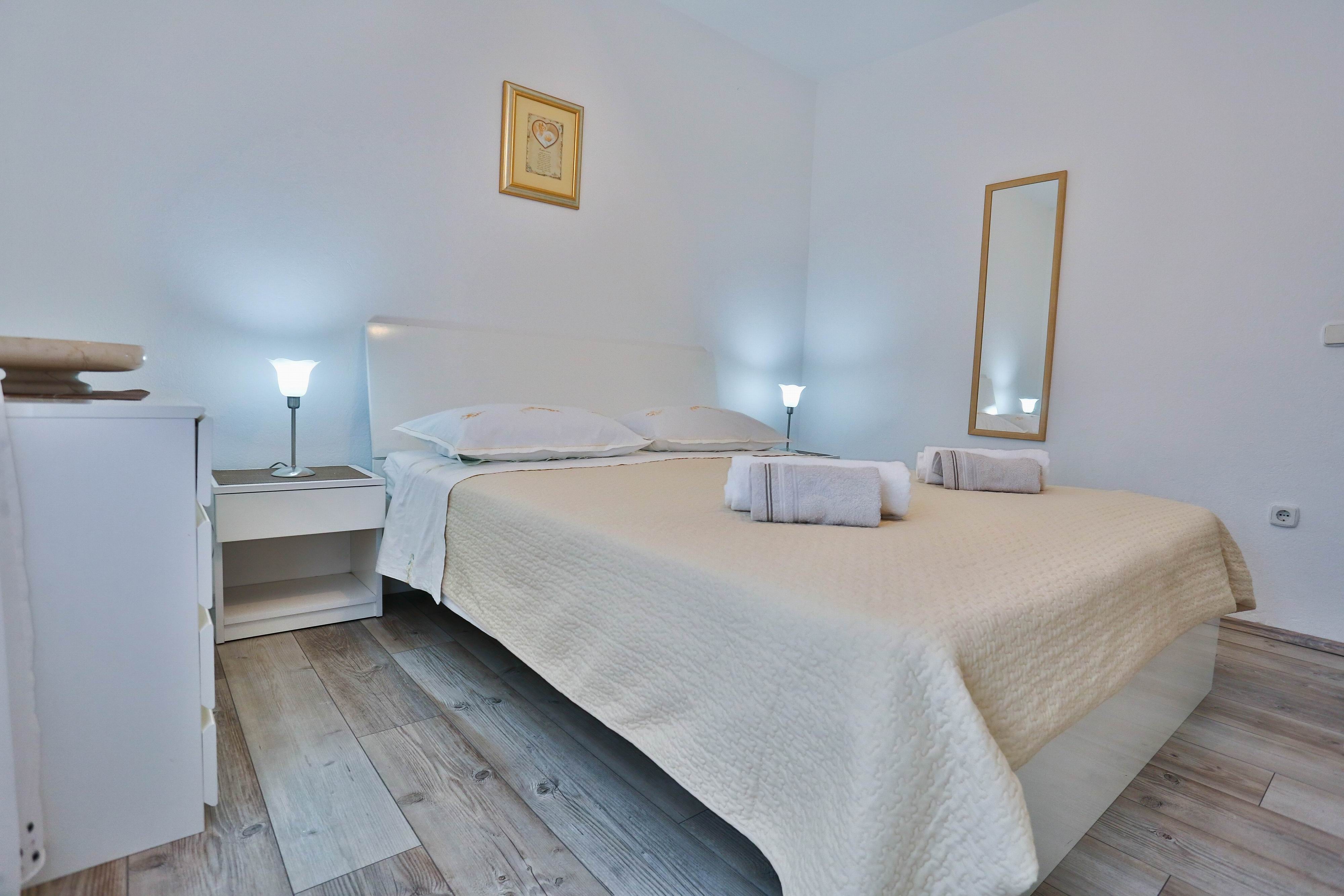 One bedroom apartment with balcony and sea view Sutivan, Brač  A-d