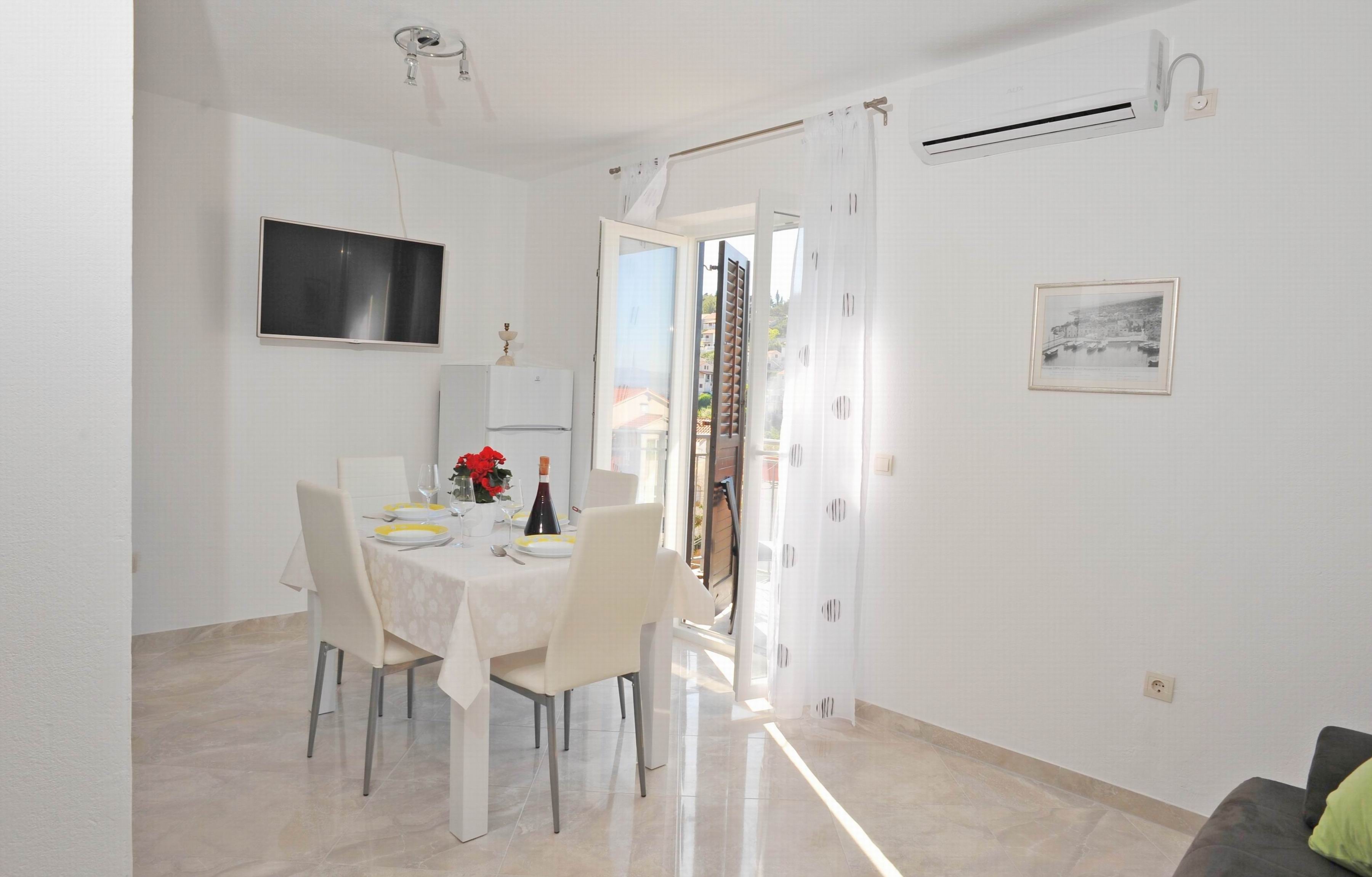 One bedroom apartment with balcony and sea view Sutivan, Brač  A-d