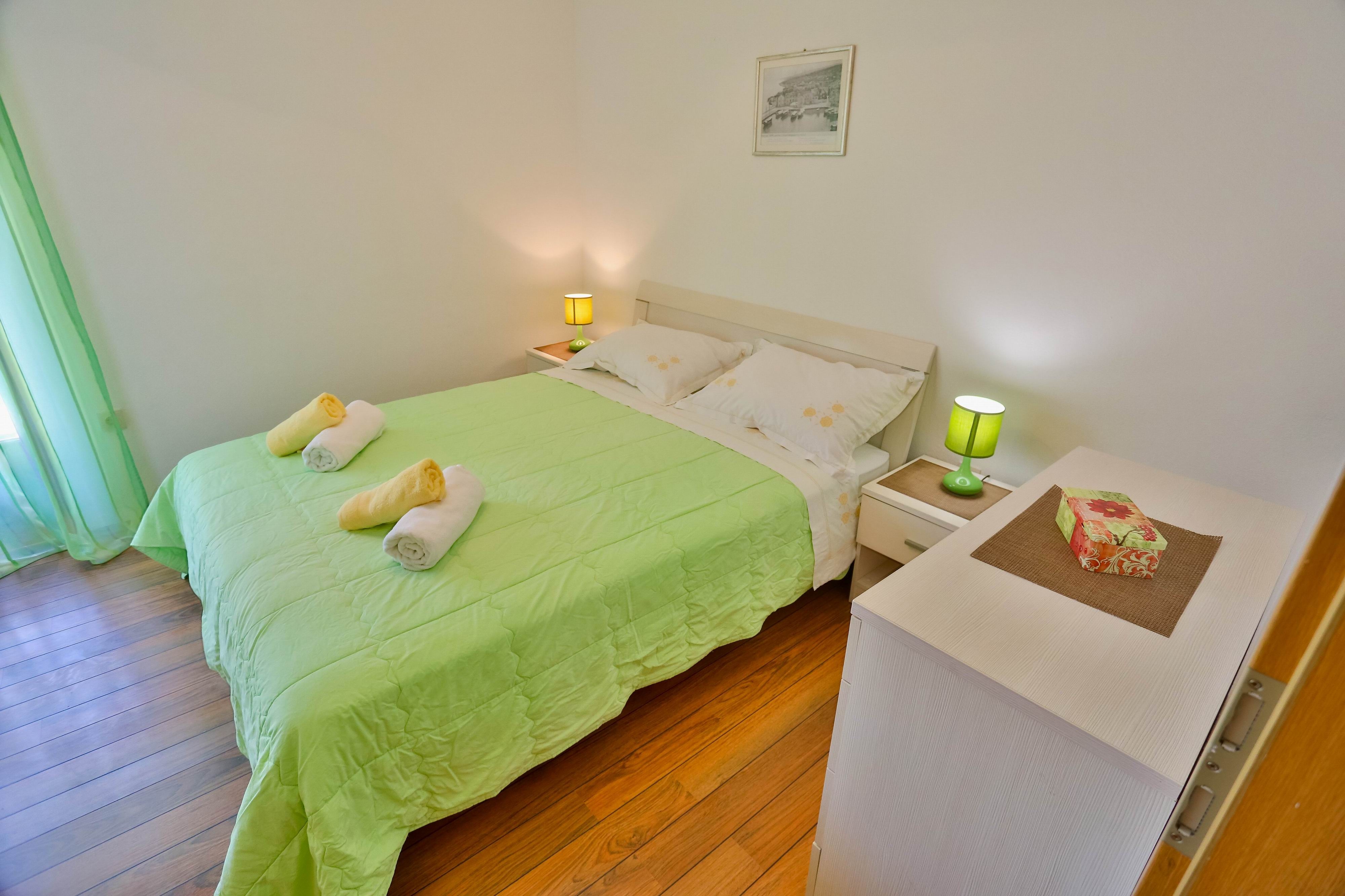 Two bedroom apartment with terrace and sea view Sutivan, Brač  A-f
