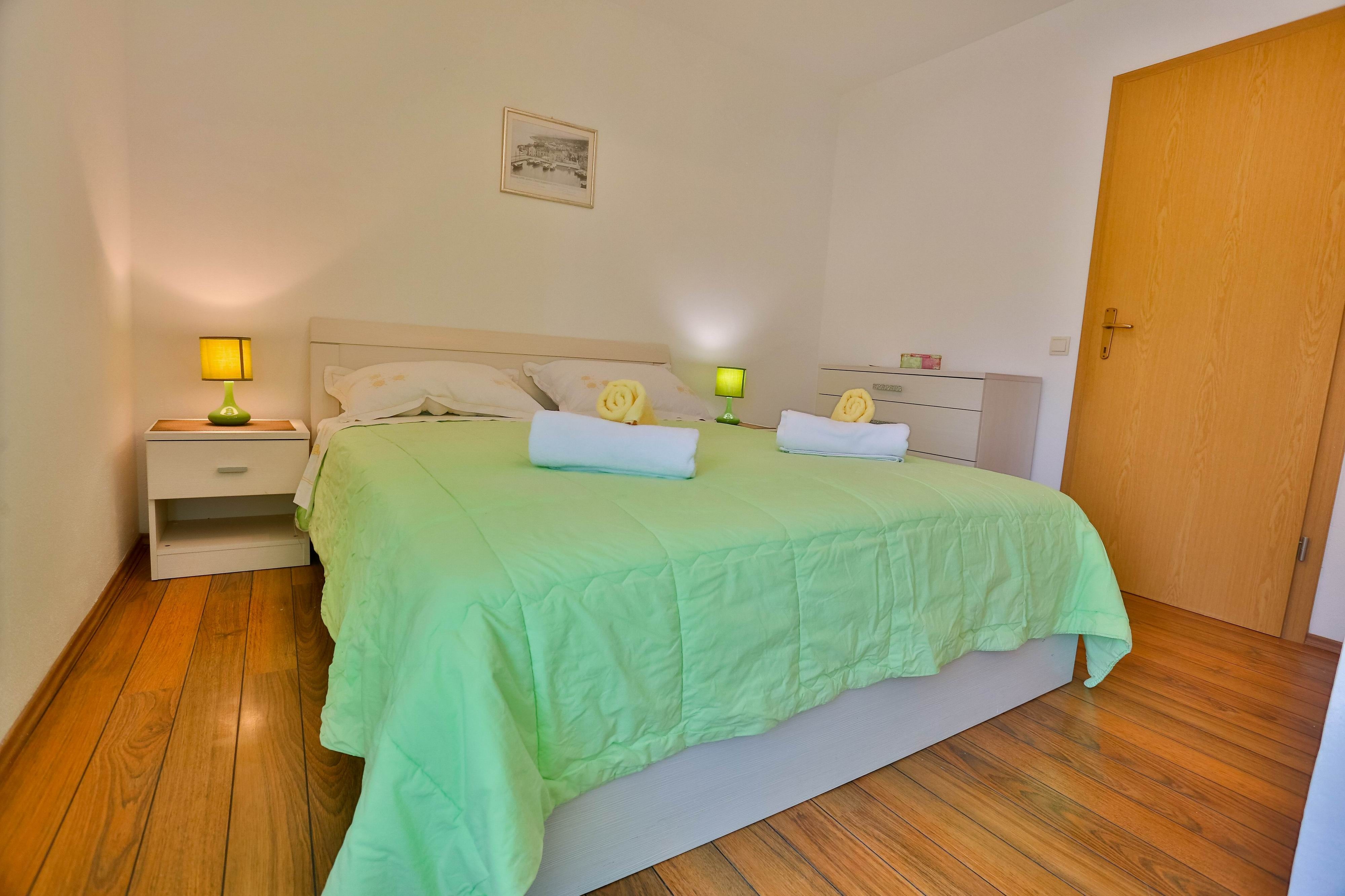 Two bedroom apartment with terrace and sea view Sutivan, Brač  A-f