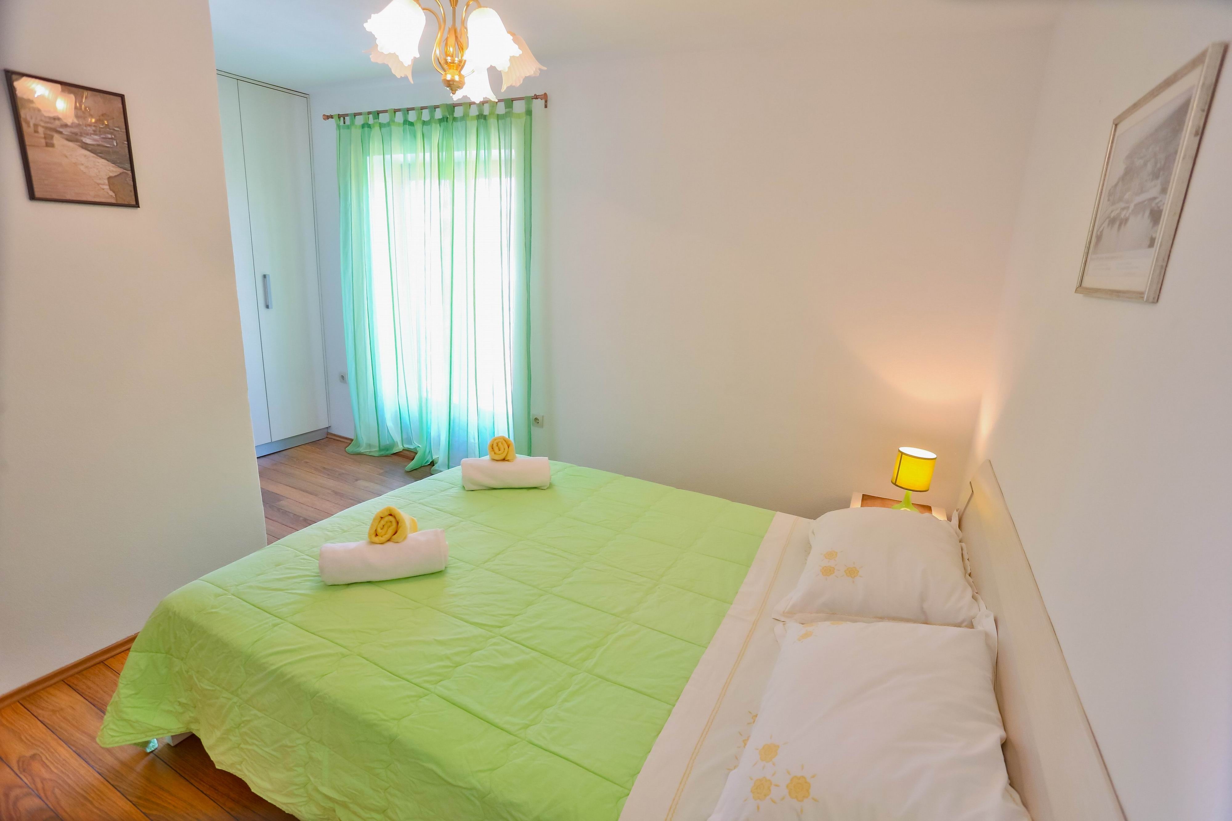Two bedroom apartment with terrace and sea view Sutivan, Brač  A-f