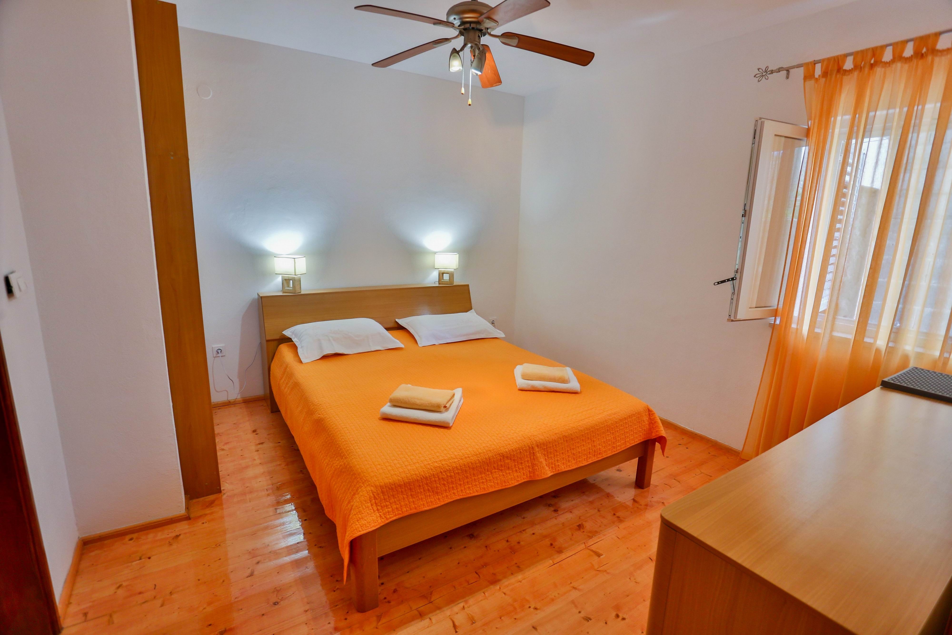 Two bedroom apartment with terrace Sutivan, Brač  A-g