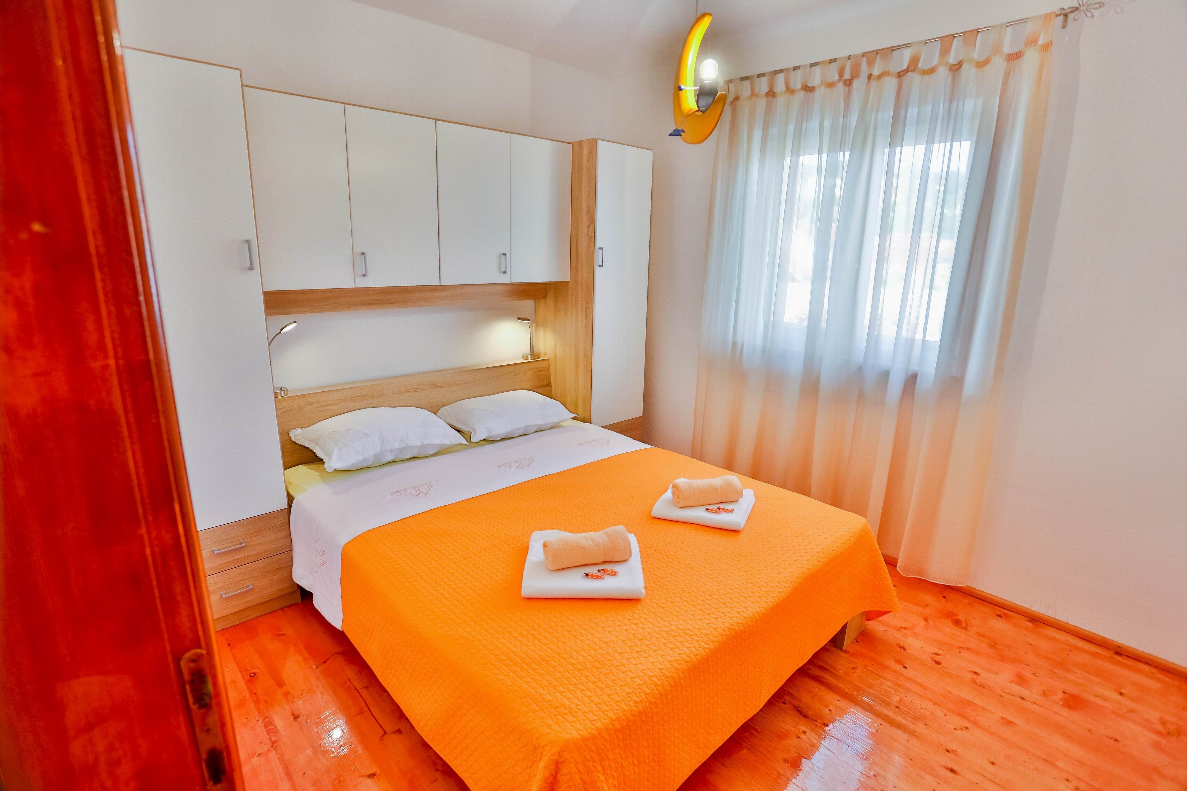 Two bedroom apartment with terrace Sutivan, Brač  A-g