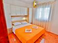 Sutivan, Bedroom 2 in the apartment, (pet friendly) and WiFi.