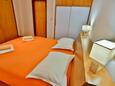 Sutivan, Bedroom 1 in the apartment, (pet friendly) and WiFi.