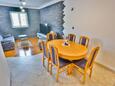 Sutivan, Dining room in the apartment, (pet friendly) and WiFi.