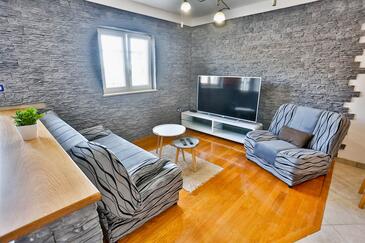 Sutivan, Living room in the apartment, (pet friendly) and WiFi.