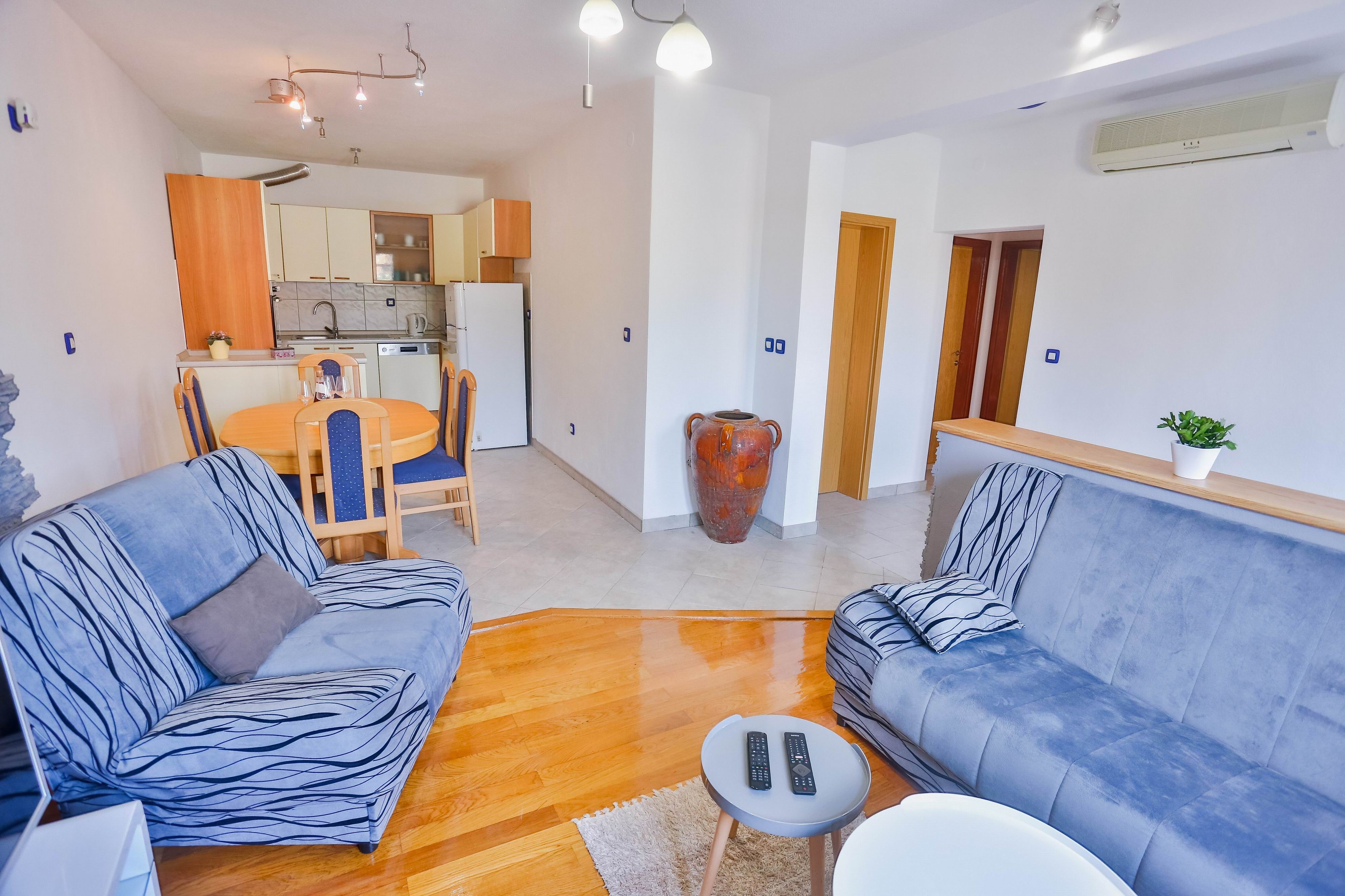 Two bedroom apartment with terrace Sutivan, Brač  A-g