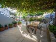 Sutivan, Brač, Udvar 752 - Apartmanok kavicsos stranddal.