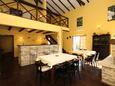 Škrapi, Dining room in the house, air condition available, (pet friendly) and WiFi.