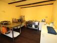 Škrapi, Kitchen 3 in the house, air condition available, (pet friendly) and WiFi.