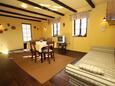 Škrapi, Living room 3 in the house, air condition available, (pet friendly) and WiFi.