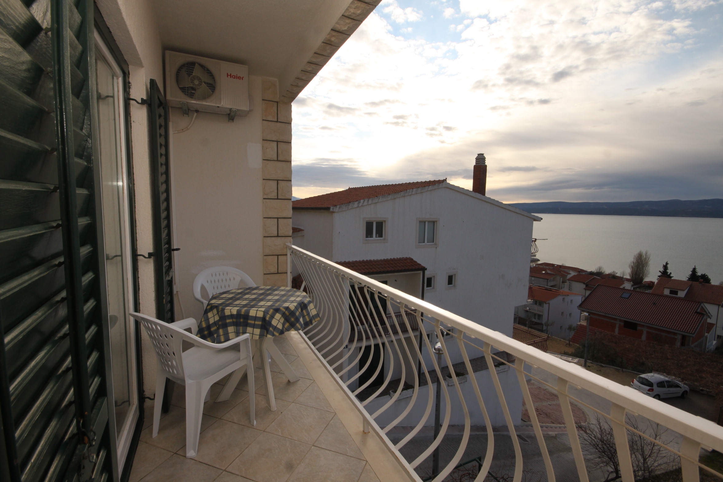 Appartement dune chambre avec le balcon et la vue sur le mer Duce, Omis (A-7532-a) Appartement dune chambre avec le balcon et la vue sur le mer Duce, Omis (A-7532-a)