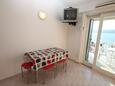 Duće, Comedor in the studio-apartment, air condition available y WiFi.