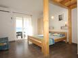 Ložnice 1 Duće, Ložnice 1 v ubytování typu studio-apartment, s klimatizací a WiFi.