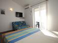 Duće, Ložnice 1 v ubytování typu studio-apartment, s klimatizací a WiFi.