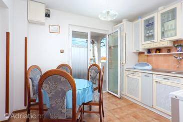 Orij, Dining room in the apartment, air condition available and WiFi.