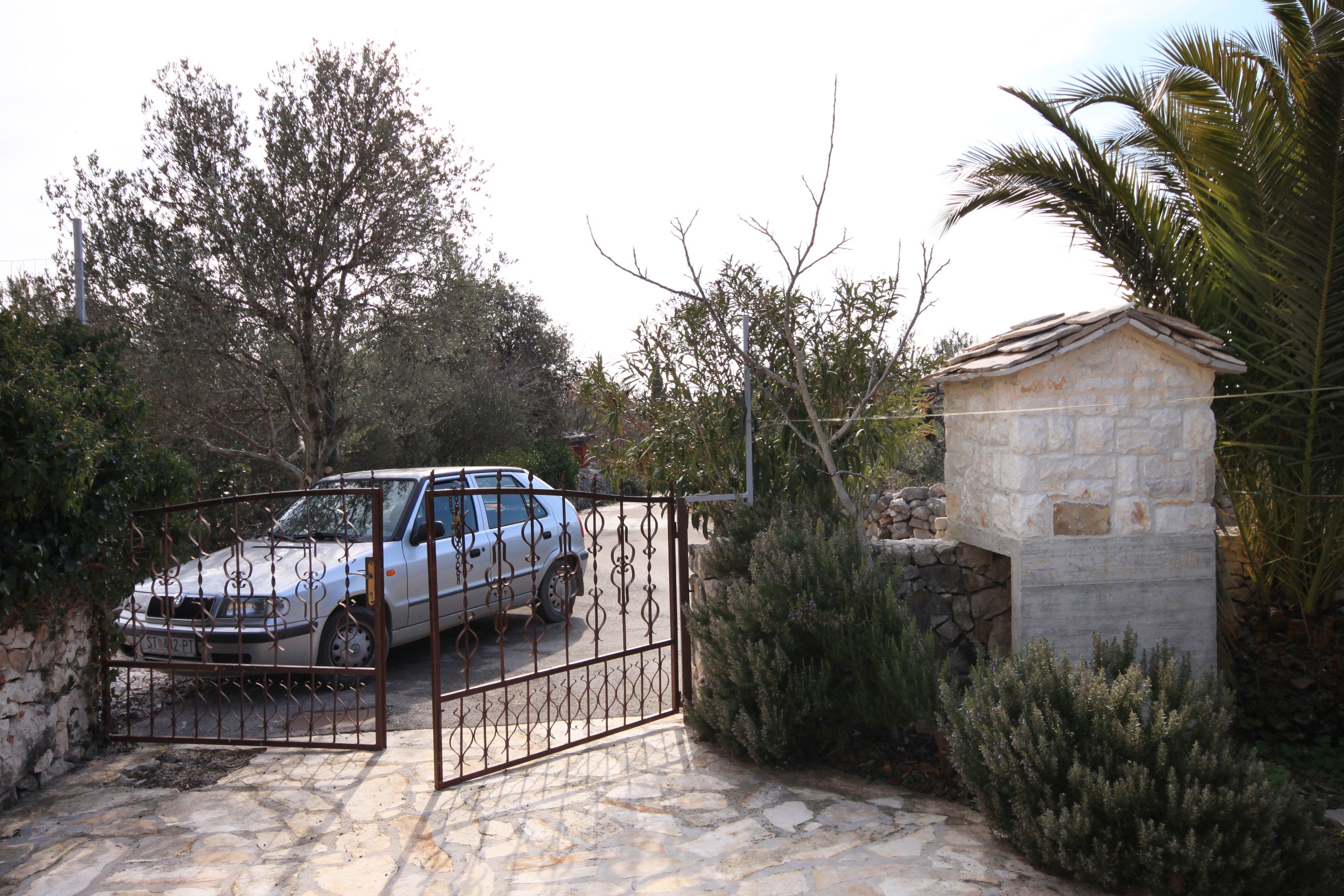 Three bedroom apartment with terrace Rogoznica  A-a