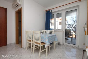 Dining room Slatine, Dining room in the apartment, dostupna klima i WIFI.