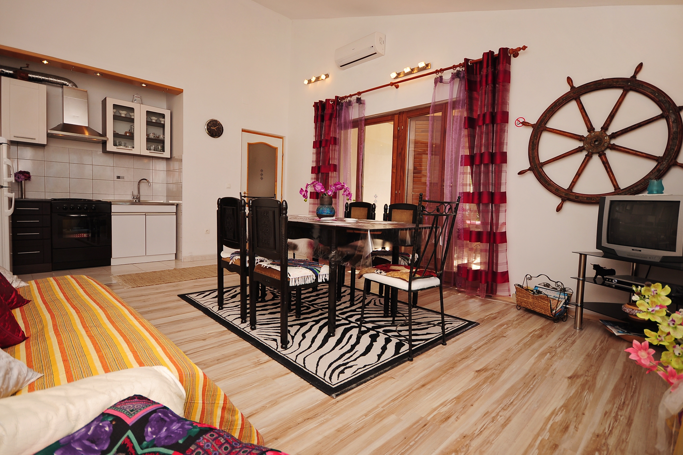 Two bedroom apartment with terrace and sea view Sumpetar, Omiš  A-b