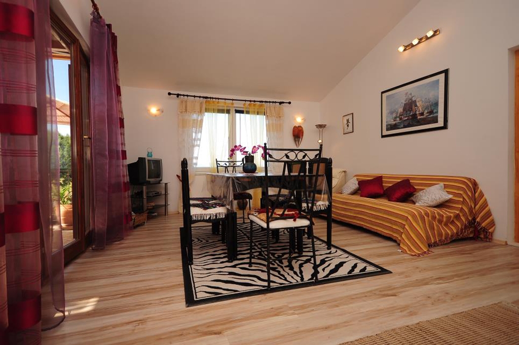 Two bedroom apartment with terrace and sea view Sumpetar, Omiš  A-b