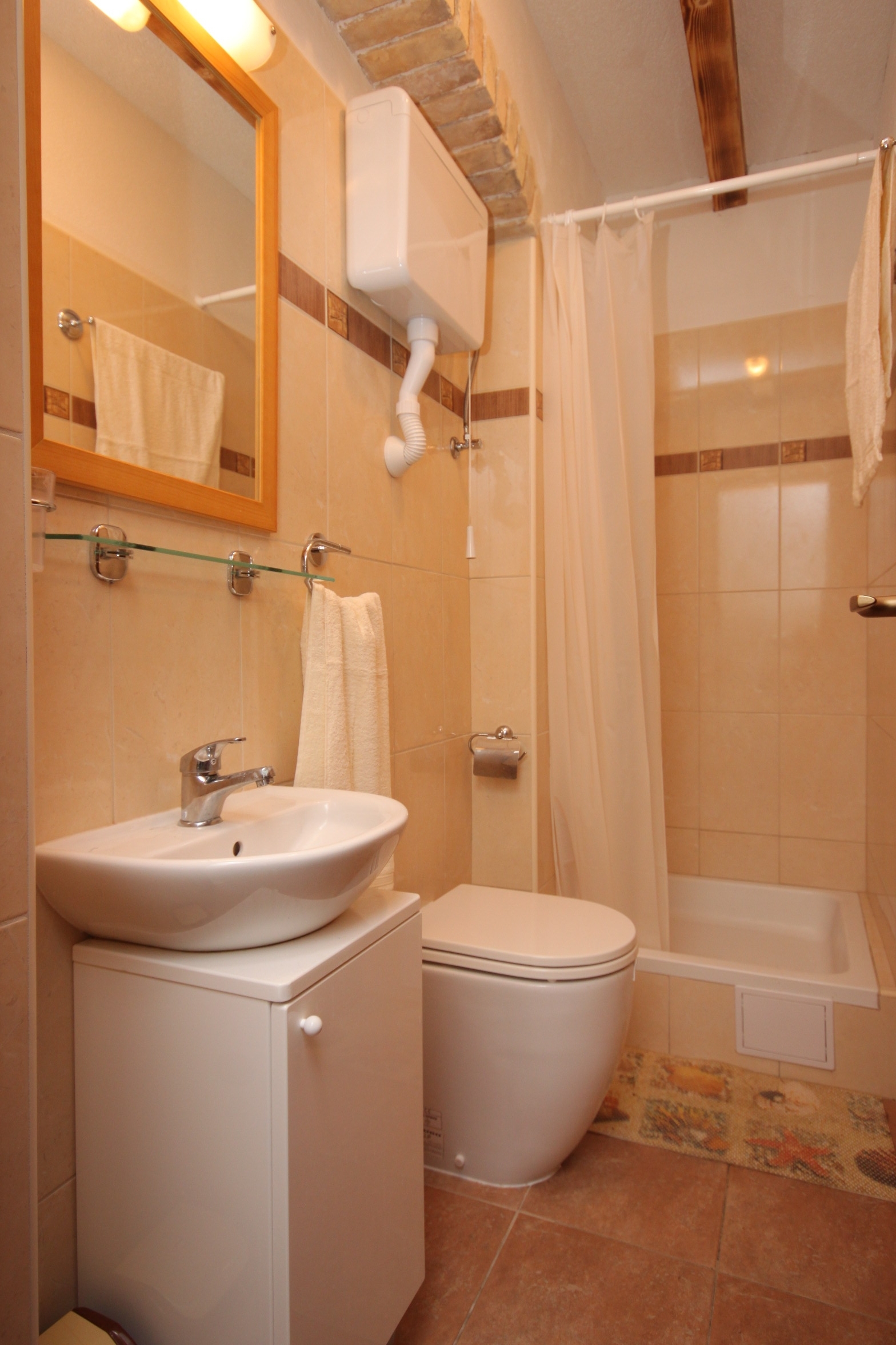 Three bedroom house with terrace and sea view Kaštel Novi, Kaštela  K