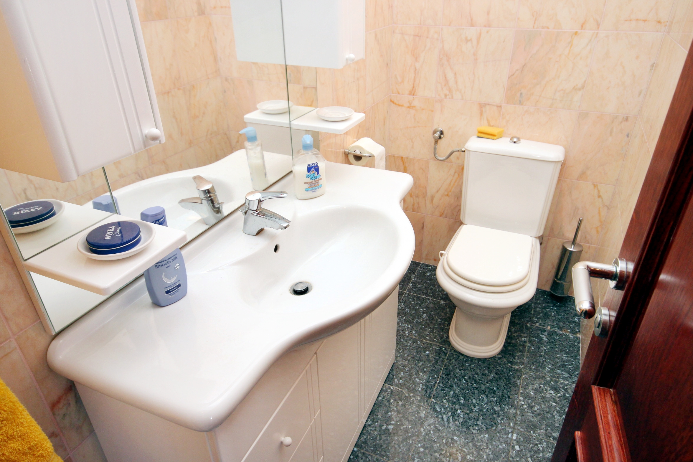 One bedroom apartment near beach Rogoznica  A-a