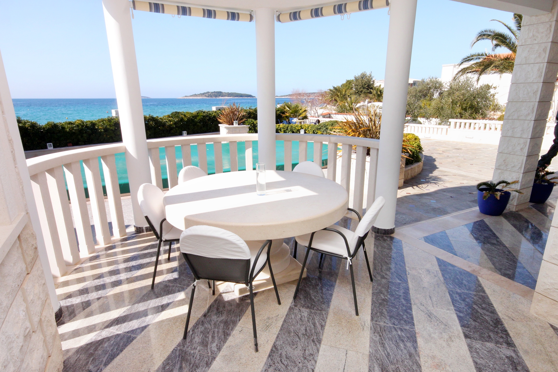 One bedroom apartment near beach Rogoznica  A-a