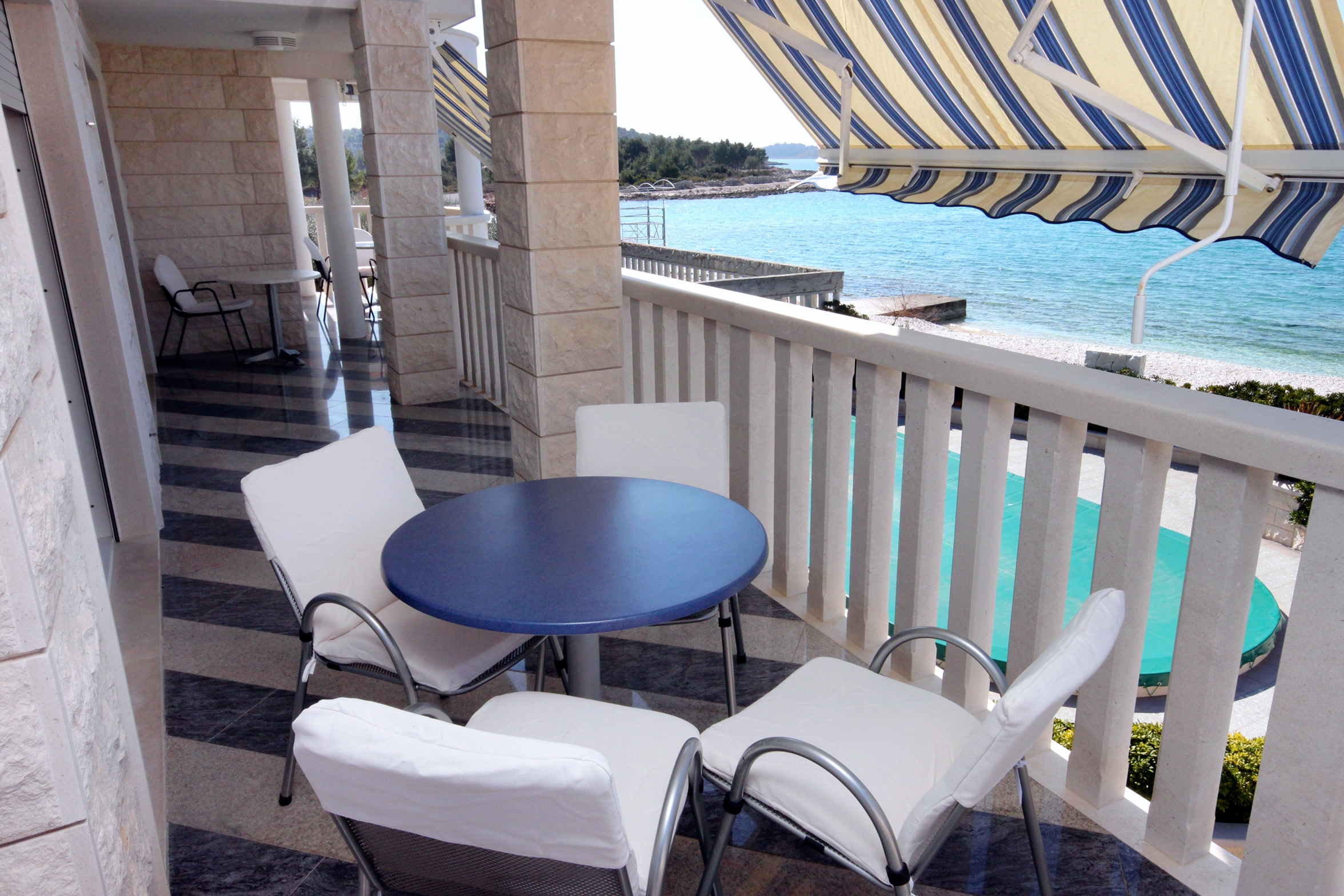One bedroom apartment near beach Rogoznica  A-b