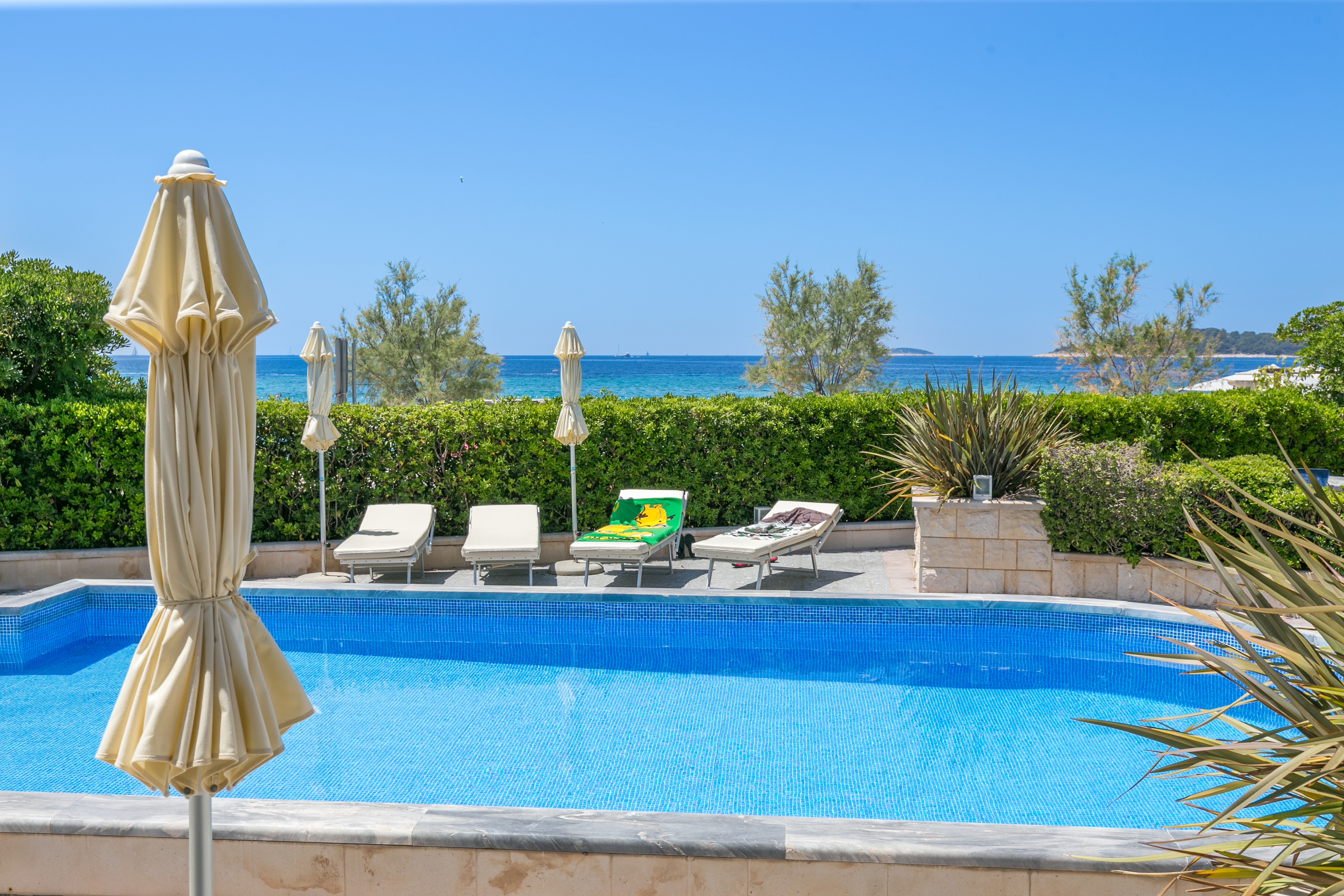 One bedroom apartment near beach Rogoznica (A-7557-a)