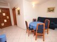 Seget Vranjica, Comedor in the apartment, (pet friendly) y WiFi.