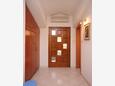 Seget Vranjica, Hallway in the apartment, air condition available, (pet friendly) and WiFi.