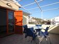 Seget Vranjica, Terrace in the apartment, with a sea view, (pet friendly) and WiFi.