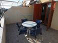 Seget Vranjica, Terrace in the apartment, with a sea view, (pet friendly) and WiFi.